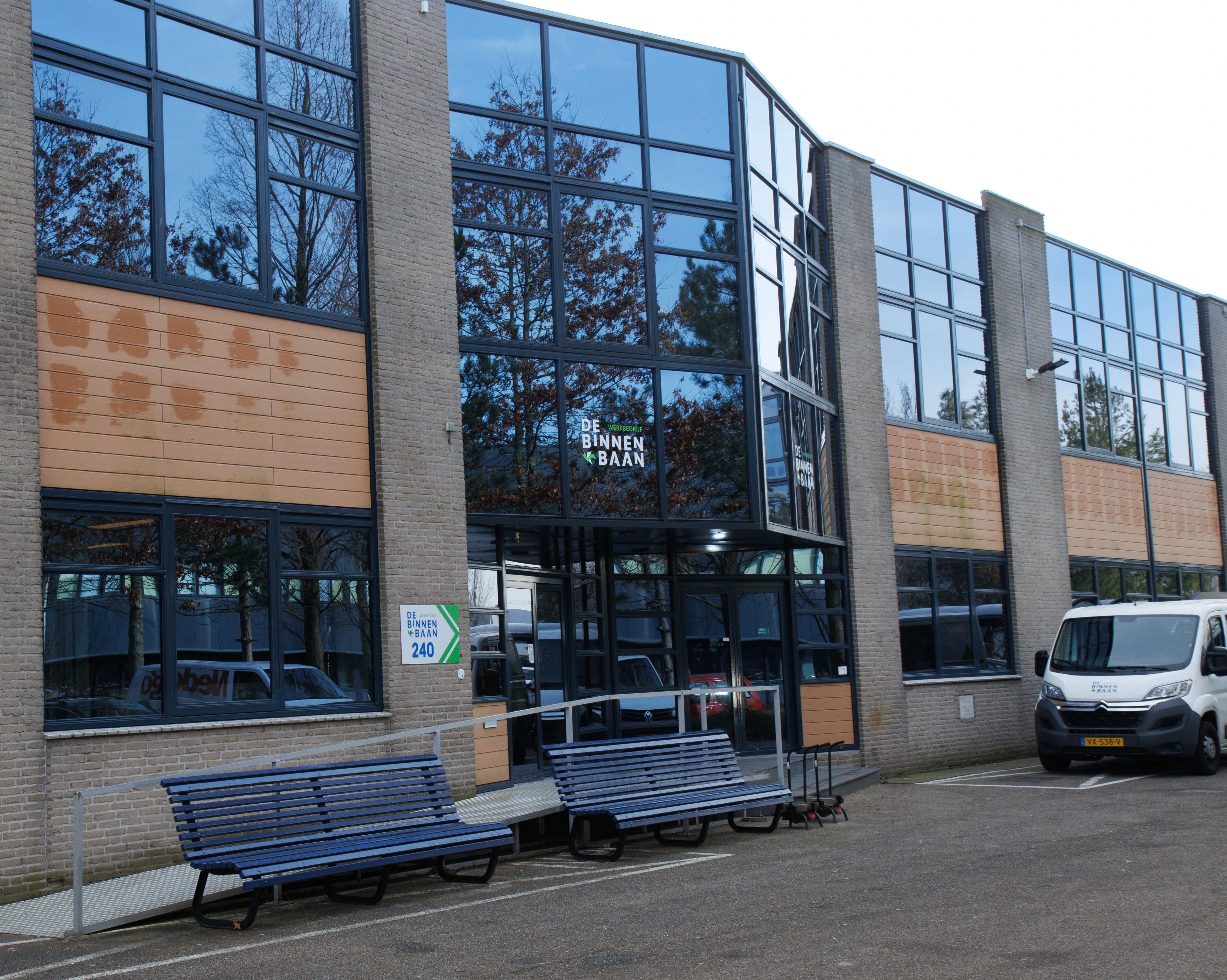 Kantoor van De Binnenbaan in Zoetermeer, met ingang en bedrijfslogo zichtbaar aan de gevel.