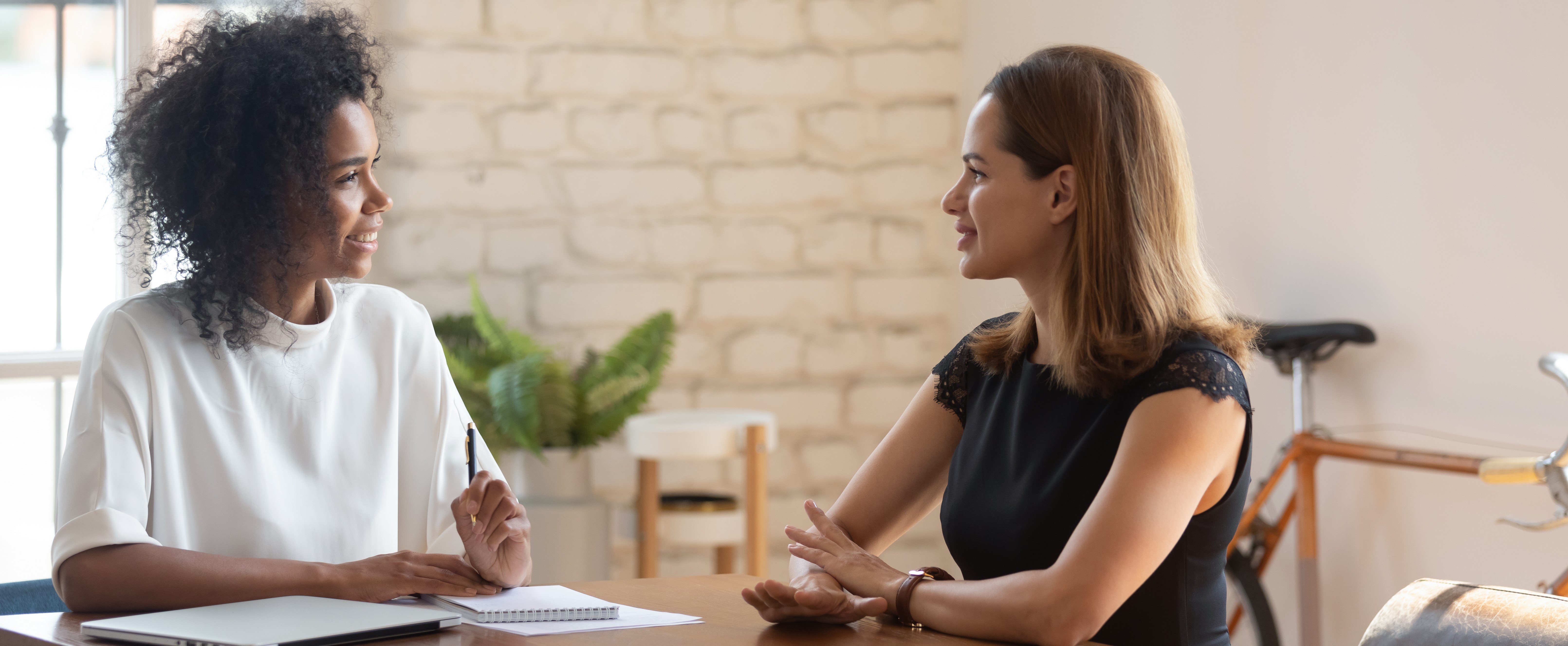 Twee vrouwen in gesprek